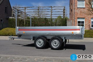 Side view of an unbraked double axle remorque brand VDM Belgium with red stripe on aluminum boards length 3 meters. A ladder rack is mounted at the front.