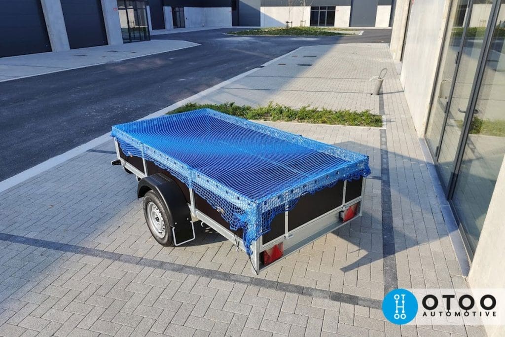 Aanhangwagennet Novio blauw met elastisch koord mazen 30 x 30 mm gemonteerd op enkele as aanhangwagen ongeremd maat 263 x 133 cm en borden 40 cm hoog